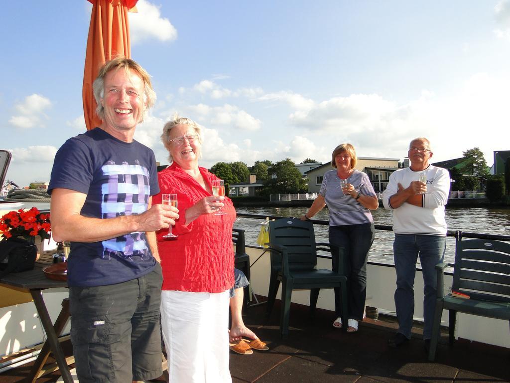 Hotelschip 'Ali-B2' Alphen aan den Rijn Exterior foto
